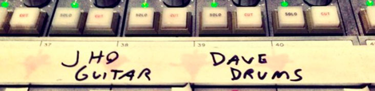 DAVE GROHL REJOINT QUEENS OF THE STONE AGE EN STUDIO