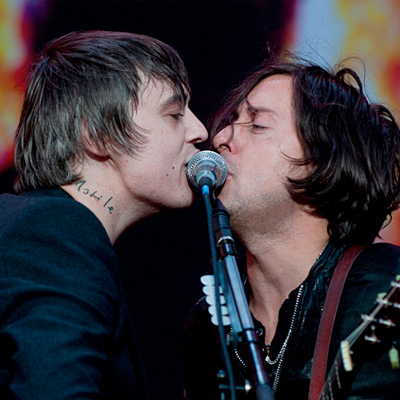 PETE DOHERTY ET CARL BARAT A READING 2010