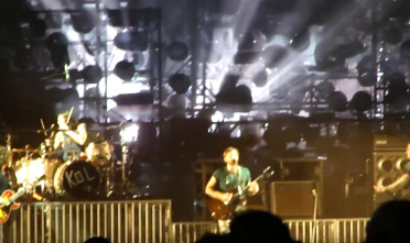 kings_of_leon_concert_pigeons_2010