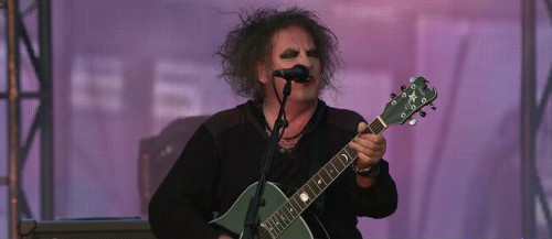 robert_smith_on_stage_1